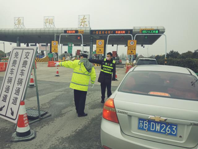 阜陽處配合交警對(duì)非皖籍車輛進(jìn)行勸返 (1).jpg