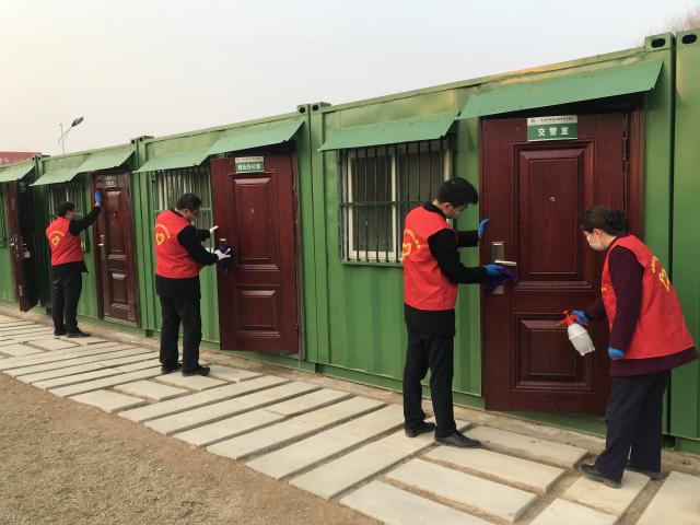 1580811380109360.jpg 界阜蚌公司界首站團支部書記陳曉梅帶領防疫小分隊對辦公區(qū)進行消毒.jpg