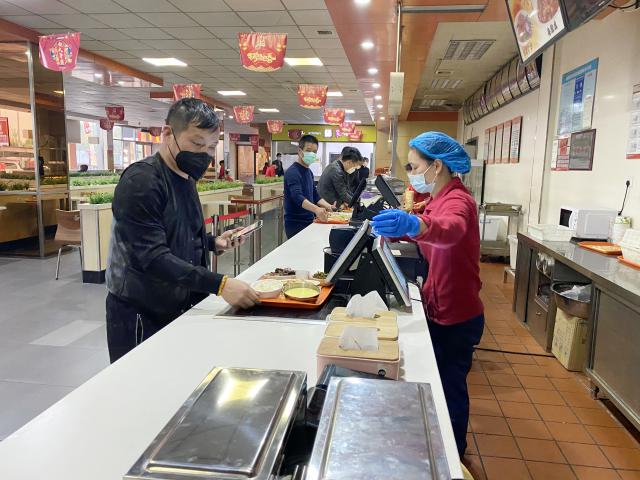 1586919698373386.jpg 旅客在新橋服務(wù)區(qū)餐廳排隊就餐.jpg