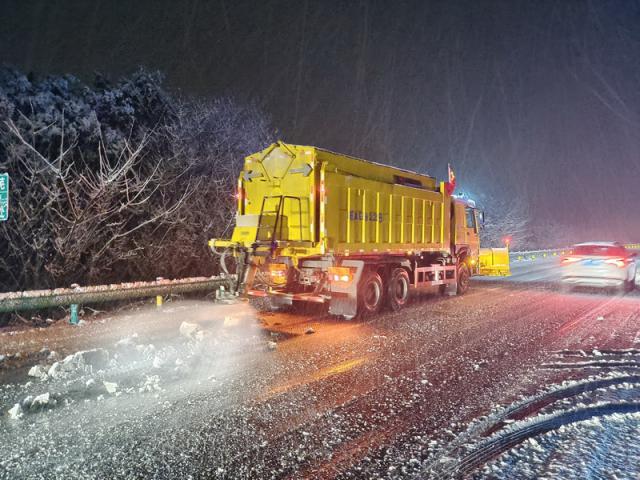 蚌埠處迅速組織人員、機(jī)械迅速到位，積極應(yīng)對鏟冰除雪作業(yè) (10)_調(diào)整大小.jpg