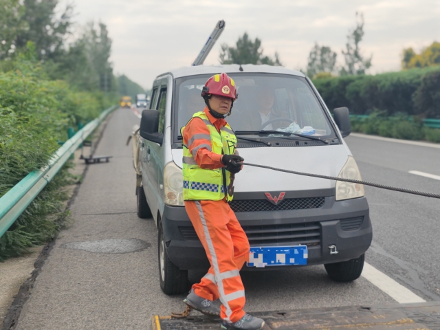 亳州中心阜陽(yáng)段上行K376施救員徐建才調(diào)整拖車鋼絲繩，開展救援行動(dòng)。.jpg